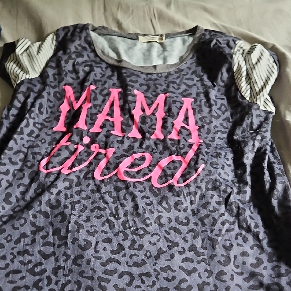 Gray Leopard Print 'Mama Tired' T-Shirt